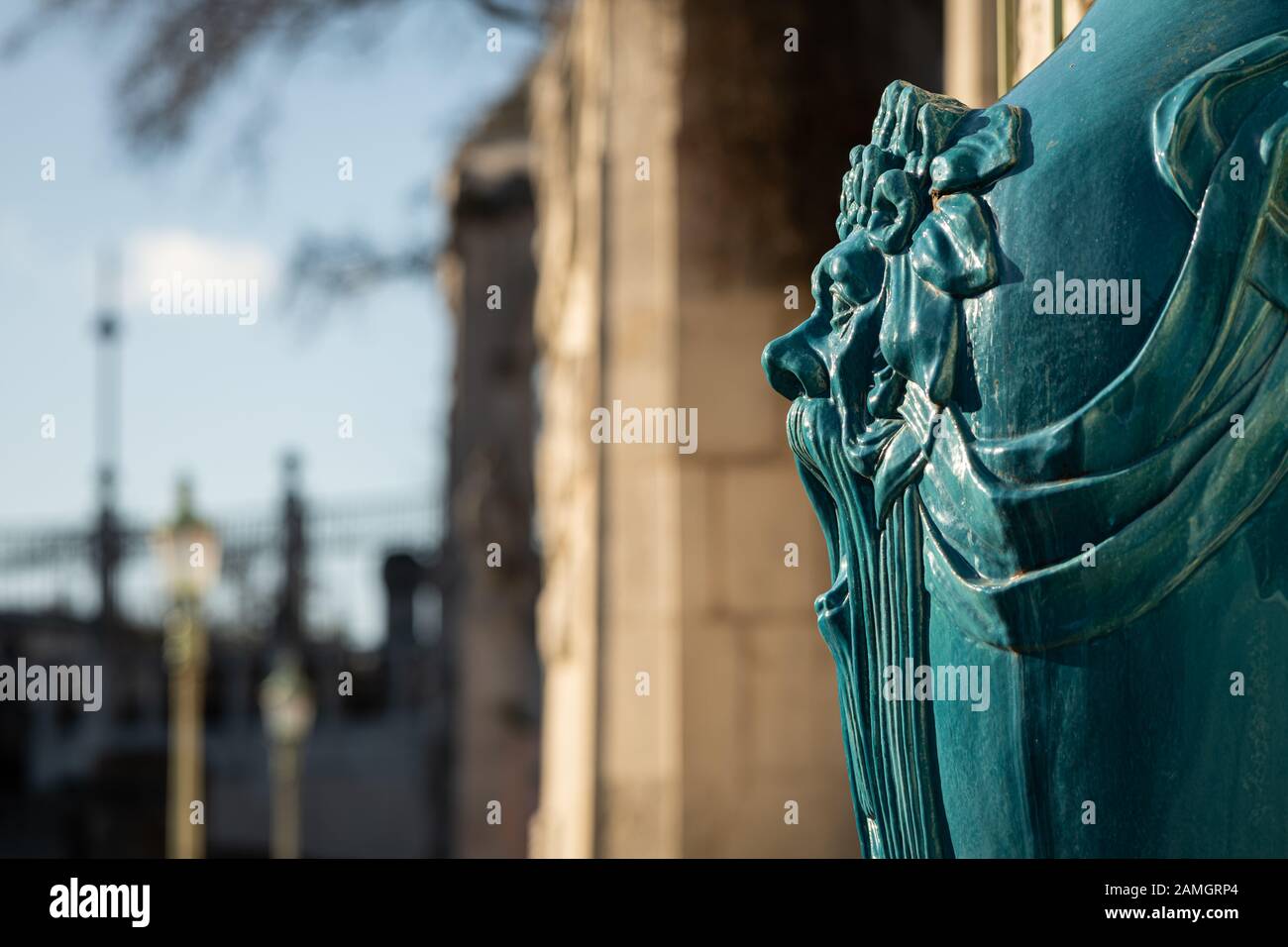 Gesicht eines Löwen auf einer großen Vase in einem Park (Wien, Österreich) Stockfoto