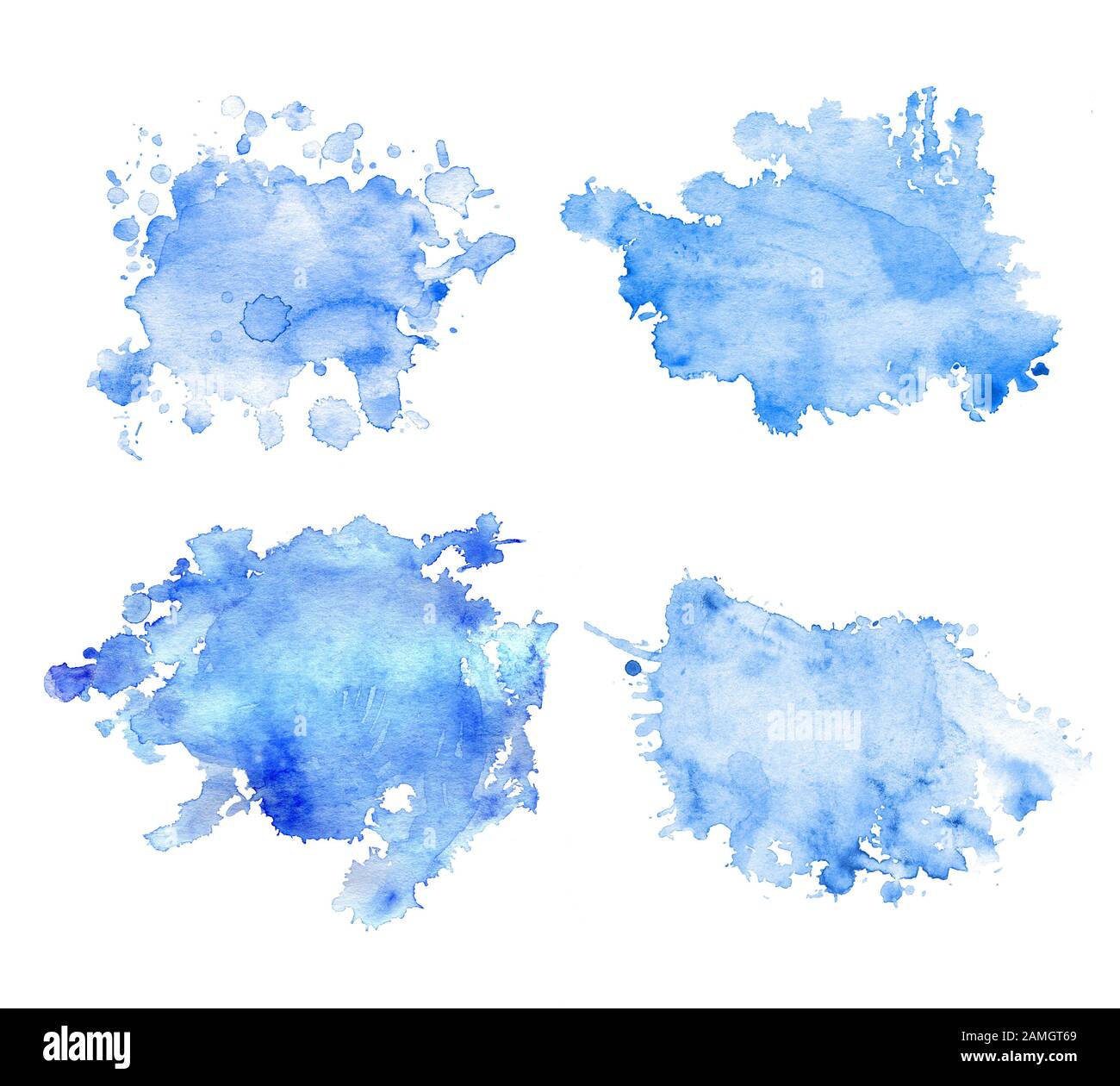 Set mit blauen Farbflecken. Isolierte blaue Flecken mit Spritzern und Flecken auf weißem Hintergrund. Von Hand gezeichnet. Stockfoto