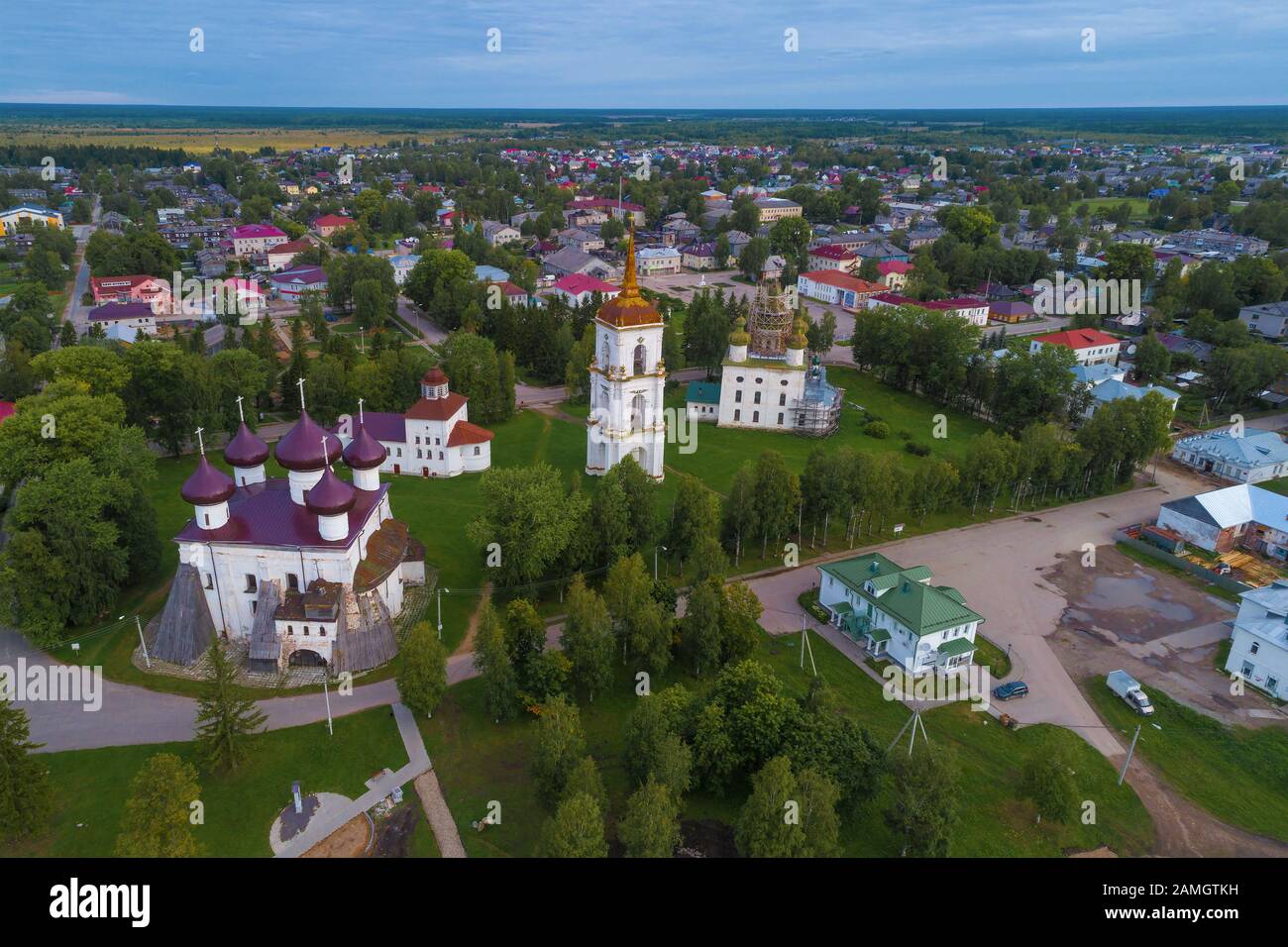 Alter Domplatz am august Nachmittag (Luftaufnahmen). Kargopol, Russland Stockfoto