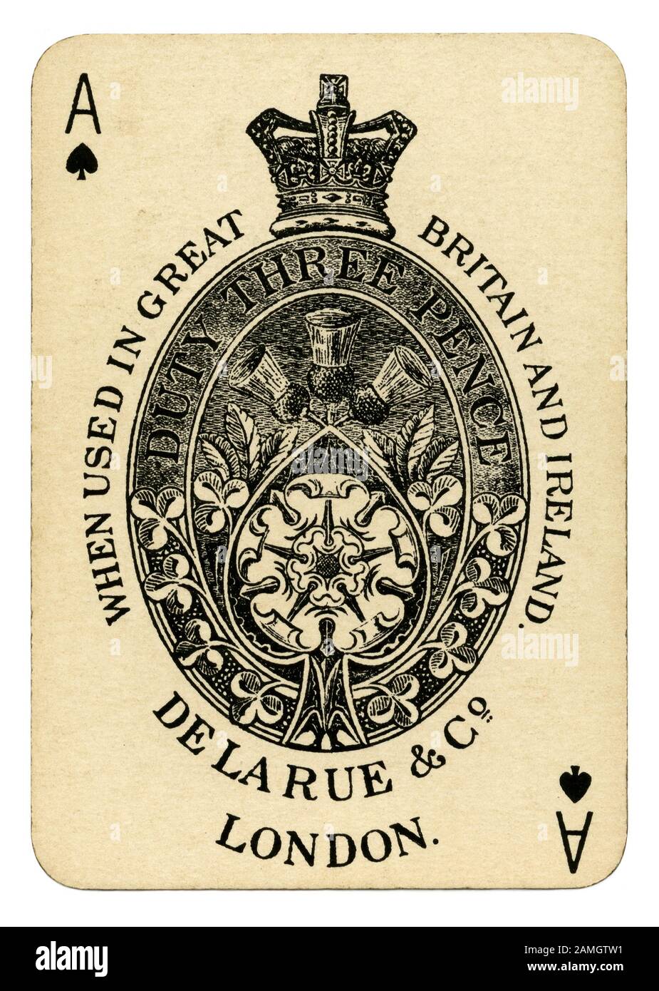 Eine alte illustrative Ace of Spades - von einer fördernden Kartenspiel von einem L Clarke und Co den Stirling alte Lowland Scotch Whisky c 1910. Karte steuern in England 1588 ein Wappen von der Druckerei begann auf dem Ace of Spades erforderlich war. Mit großen und dekoriert Verschönerung dieses identifiziert den Drucker als 'Stempel Steuer" bezahlt. Diese ACE-Version hat eine Krone, schottische Distel und eine Englische Rose und zeigt den Teekocher, De La Rue und Co. ist Pflicht von 3 Pence gezahlt. Obwohl diese Steuer im Jahre 1960 abgeschafft wurde, dieses traditionelle Suchen Ace of Spades ist oft noch verwendet. Stockfoto