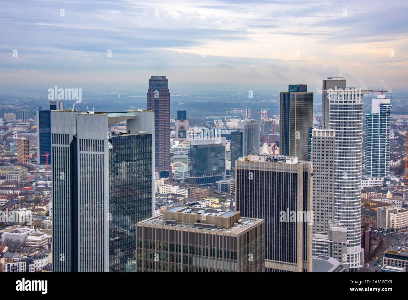Luftaufnahme von Wolkenkratzern und anderen Häusern eines Industrielandes Stockfoto
