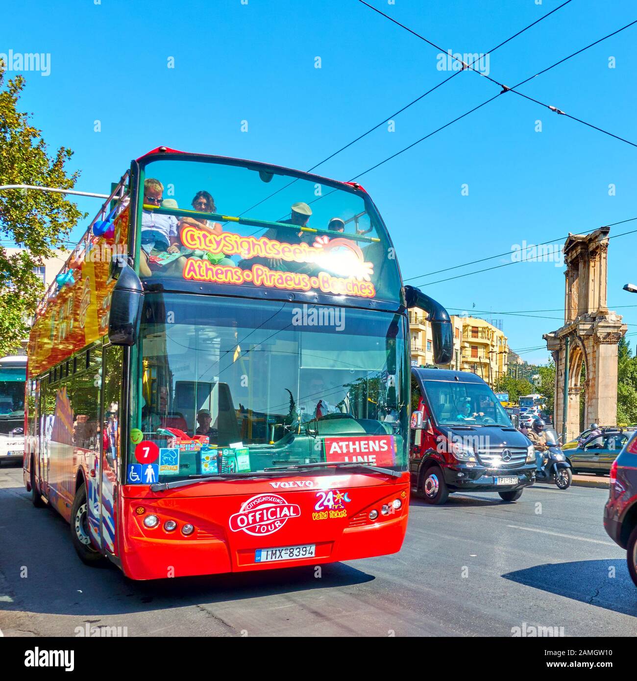Athen, Griechenland - 21. September 2019: Offener Doppeldeckerbus für Stadtbesichtigung in Athen (Rote Route) Stockfoto