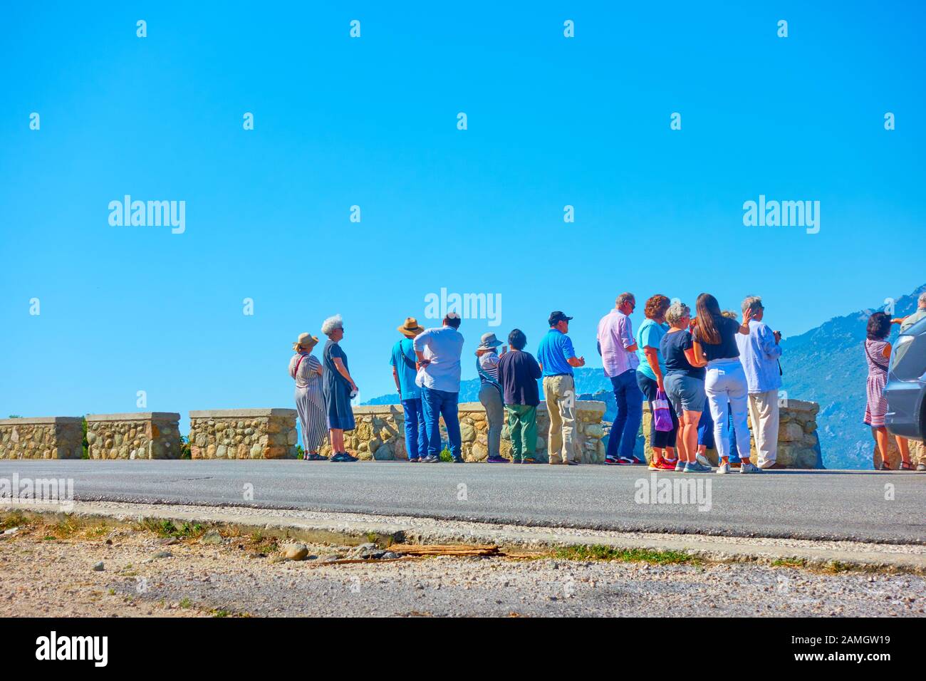 Meteora, Kalambaka, Griechenland - 18. September 2019: Geführte Touristengruppen zum Blickpunkt in Meteora Stockfoto