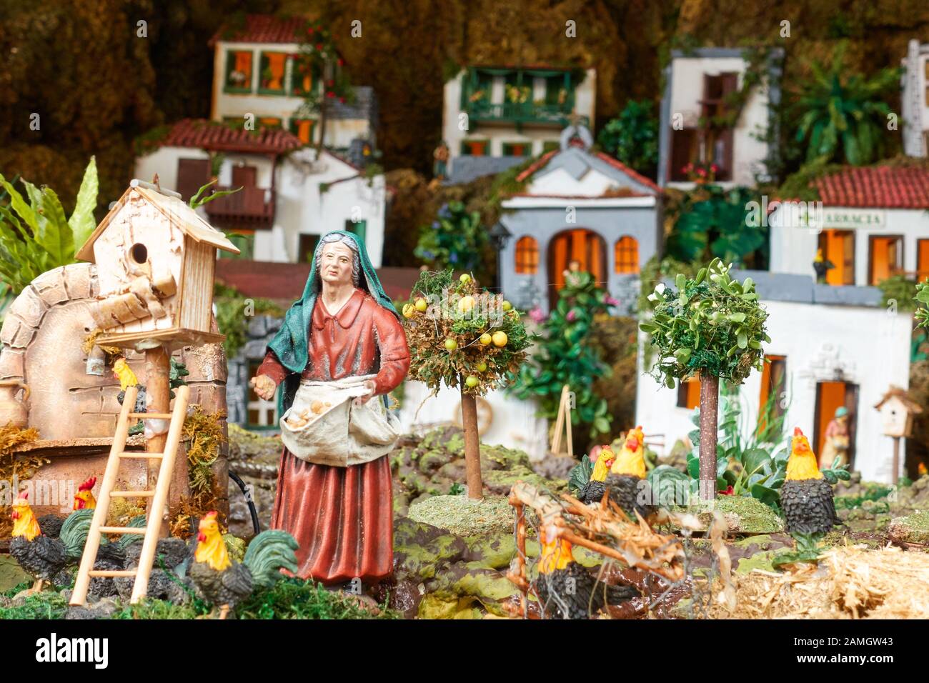 Candelaria, Tenera, Spanien - 12. Dezember 2019: Detail von Weihnachtsbelen - Krippe, Krippe, Krippe, Statue von Menschen und Häusern in Miniatur Stockfoto