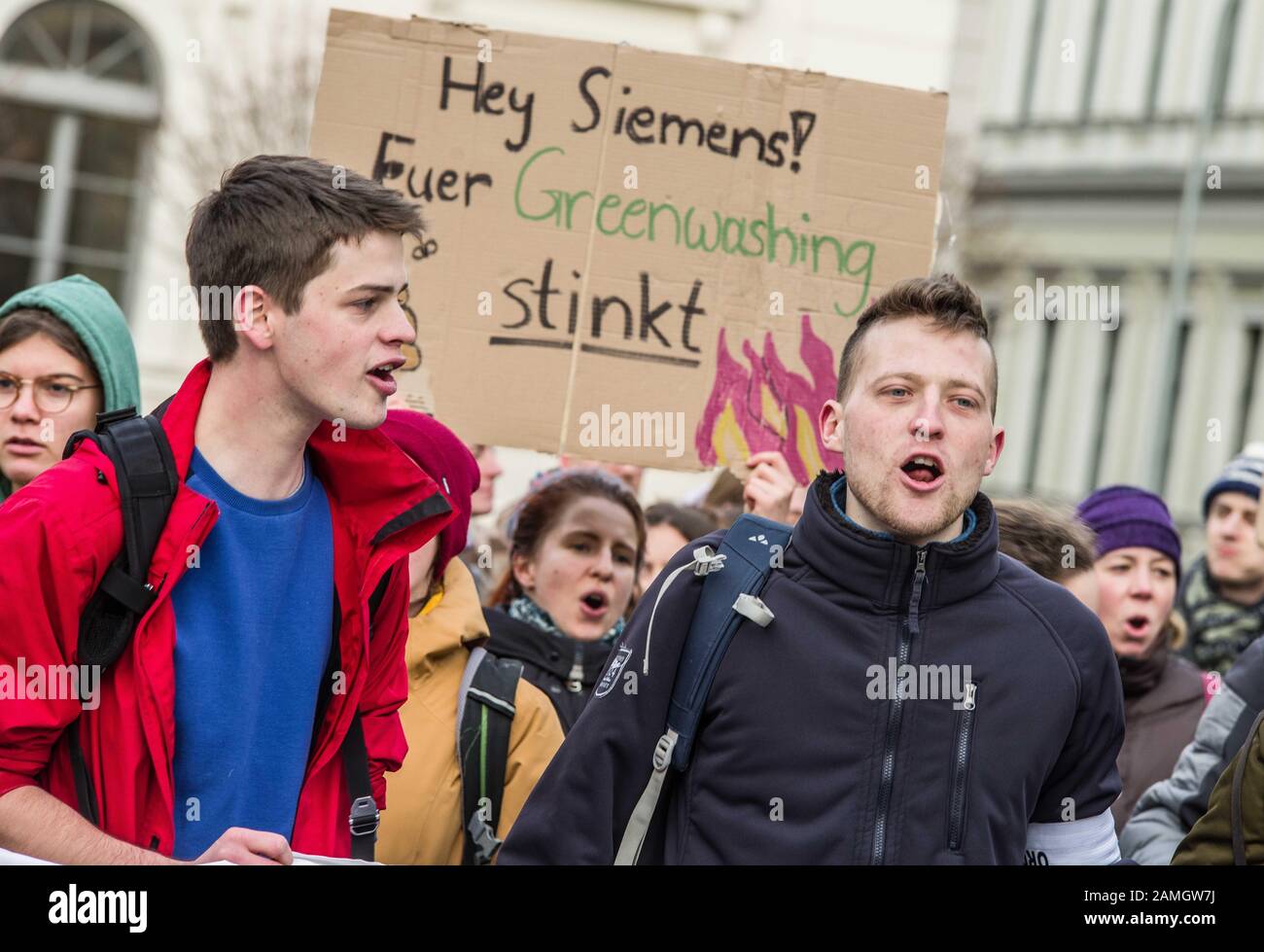 München, Bayern, Deutschland. Januar 2020. Als Reaktion auf die erneute Bestätigung von Siemens, für die Kohlemine Adani-Carmichael in Australien Schaltsysteme zu bauen, wurden an Siemens-Standorten spontan Proteste in ganz Deutschland aufgerufen, zu denen ein Extinction Rebellion De-In und dann eine Menschenkette gehörten. Nur drei Tage nach dem letzten Protest im Siemens HQ in München forderte der Freitag für Die Zukunft erneut Proteste am Standort. Joe Kaeser von Siemens bekräftigte erneut seine Partnerschaft mit der Adani Mining Company, um Schaltgeräte für die Carmichael Mine in Australien zu bauen, eine Bewegung c Stockfoto