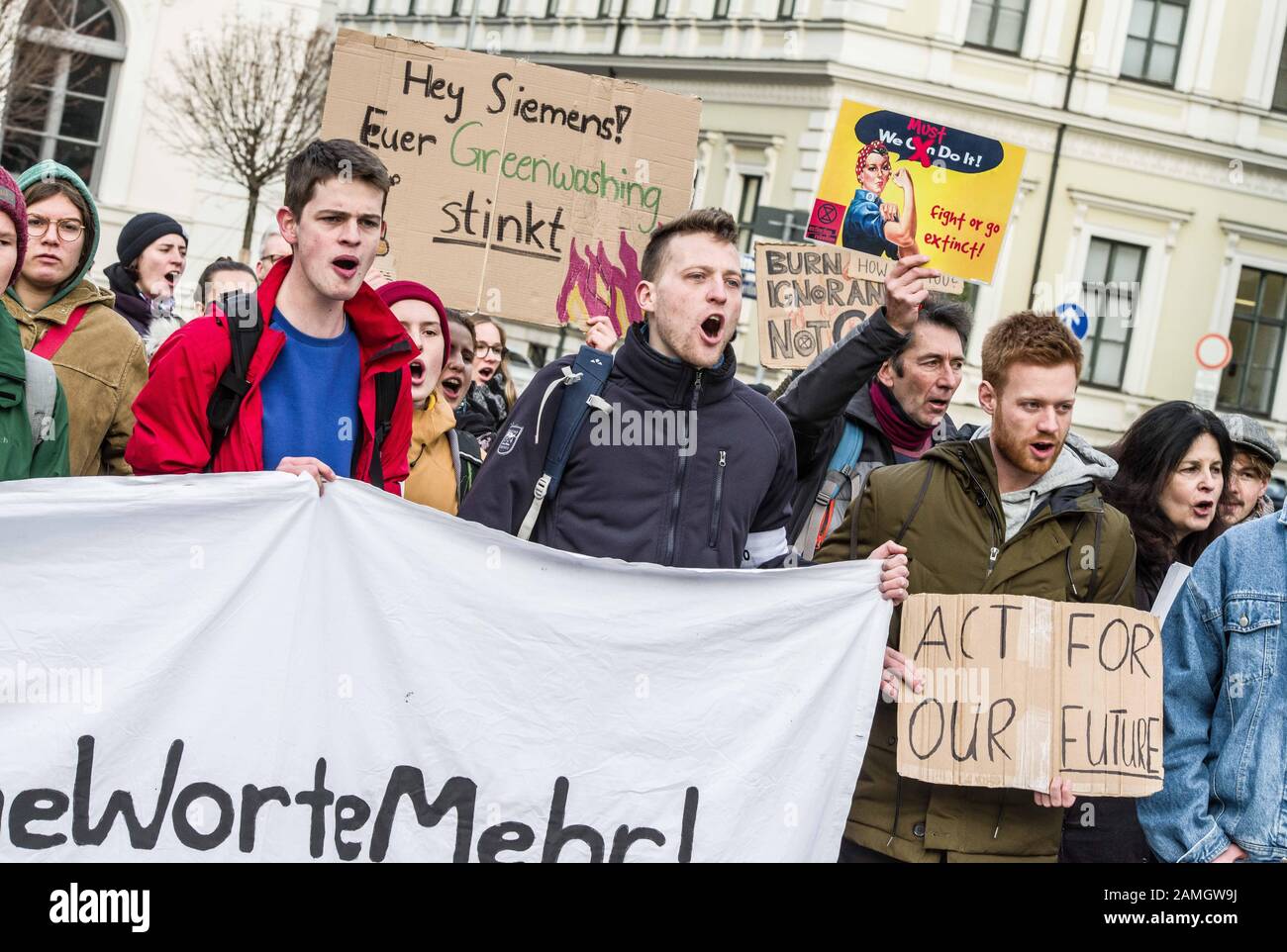 München, Bayern, Deutschland. Januar 2020. Als Reaktion auf die erneute Bestätigung von Siemens, für die Kohlemine Adani-Carmichael in Australien Schaltsysteme zu bauen, wurden an Siemens-Standorten spontan Proteste in ganz Deutschland aufgerufen, zu denen ein Extinction Rebellion De-In und dann eine Menschenkette gehörten. Nur drei Tage nach dem letzten Protest im Siemens HQ in München forderte der Freitag für Die Zukunft erneut Proteste am Standort. Joe Kaeser von Siemens bekräftigte erneut seine Partnerschaft mit der Adani Mining Company, um Schaltgeräte für die Carmichael Mine in Australien zu bauen, eine Bewegung c Stockfoto