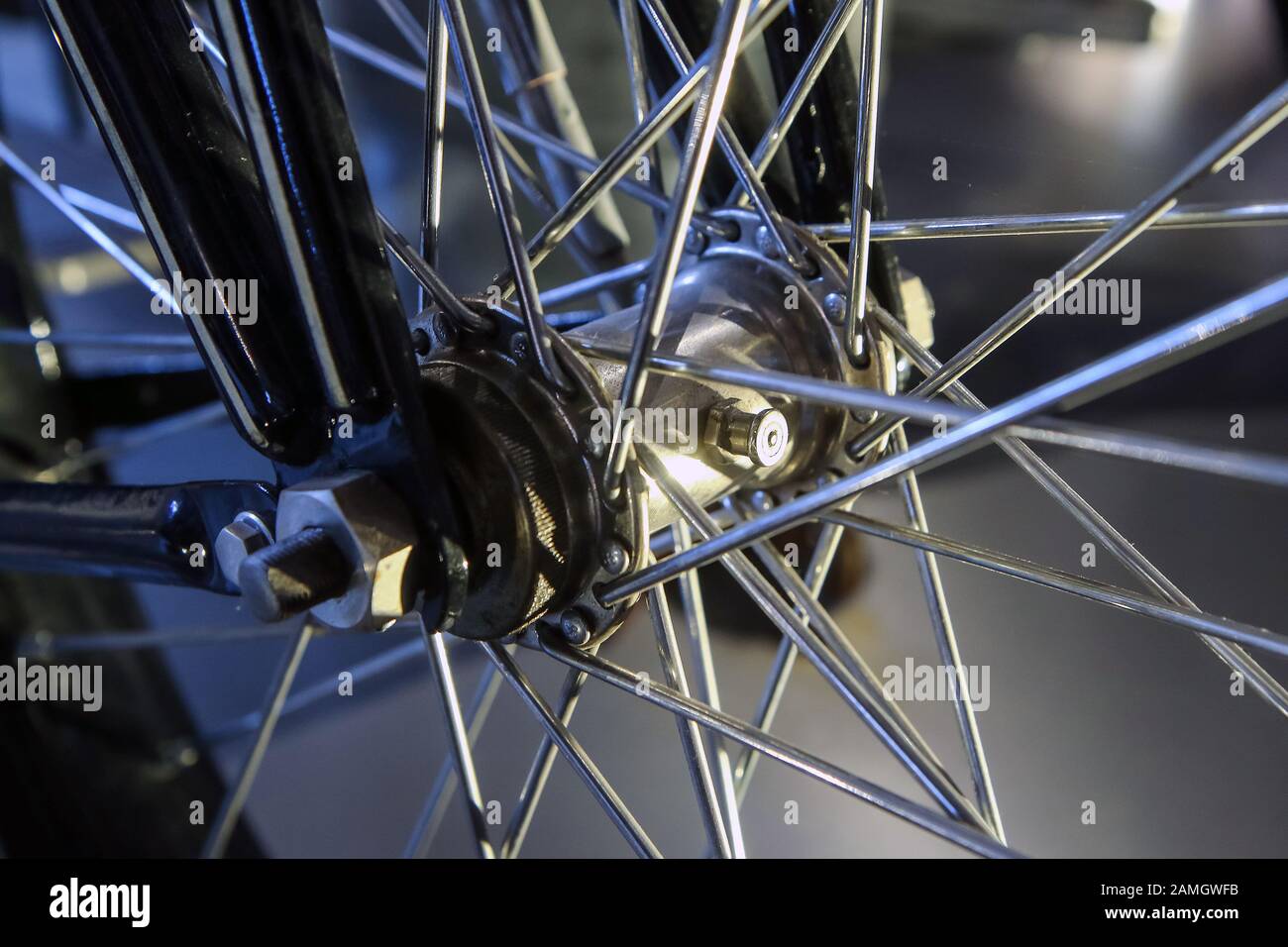 Das Detail des alten Motorrads mit Teil des Rahmens, der Federung und des Vorderrads mit Schnürung. Stockfoto