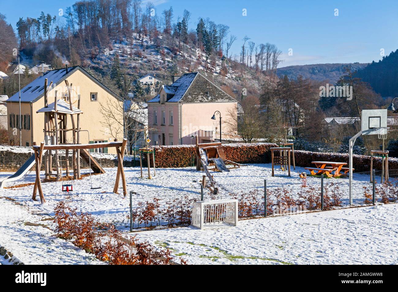Europa, Luxemburg, Septfontaines, Spielbereich Für Kinder in der Nähe der Grundschule am Mierscherstrooss im Schnee Stockfoto