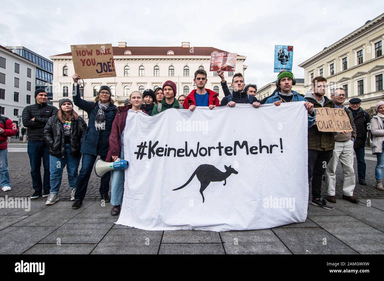 München, Bayern, Deutschland. Januar 2020. Als Reaktion auf die erneute Bestätigung von Siemens, für die Kohlemine Adani-Carmichael in Australien Schaltsysteme zu bauen, wurden an Siemens-Standorten spontan Proteste in ganz Deutschland aufgerufen, zu denen ein Extinction Rebellion De-In und dann eine Menschenkette gehörten. Nur drei Tage nach dem letzten Protest im Siemens HQ in München forderte der Freitag für Die Zukunft erneut Proteste am Standort. Joe Kaeser von Siemens bekräftigte erneut seine Partnerschaft mit der Adani Mining Company, um Schaltgeräte für die Carmichael Mine in Australien zu bauen, eine Bewegung c Stockfoto