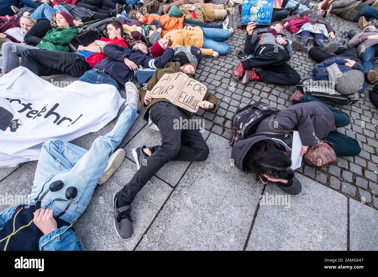 München, Bayern, Deutschland. Januar 2020. Als Reaktion auf die erneute Bestätigung von Siemens, für die Kohlemine Adani-Carmichael in Australien Schaltsysteme zu bauen, wurden an Siemens-Standorten spontan Proteste in ganz Deutschland aufgerufen, zu denen ein Extinction Rebellion De-In und dann eine Menschenkette gehörten. Nur drei Tage nach dem letzten Protest im Siemens HQ in München forderte der Freitag für Die Zukunft erneut Proteste am Standort. Joe Kaeser von Siemens bekräftigte erneut seine Partnerschaft mit der Adani Mining Company, um Schaltgeräte für die Carmichael Mine in Australien zu bauen, eine Bewegung c Stockfoto