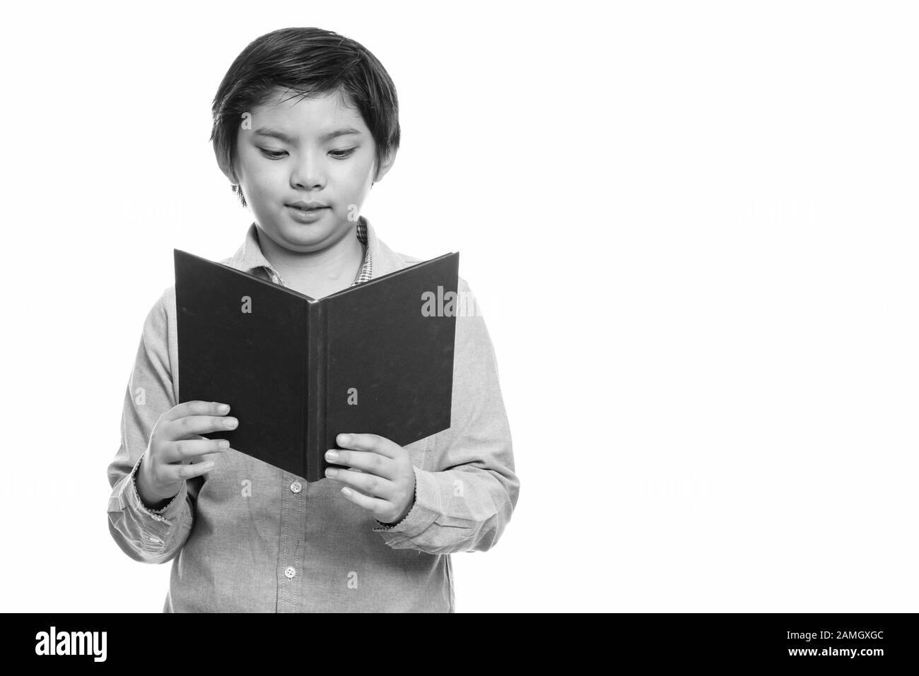 Studio shot der netten japanischen Jungen lesen Buch Stockfoto
