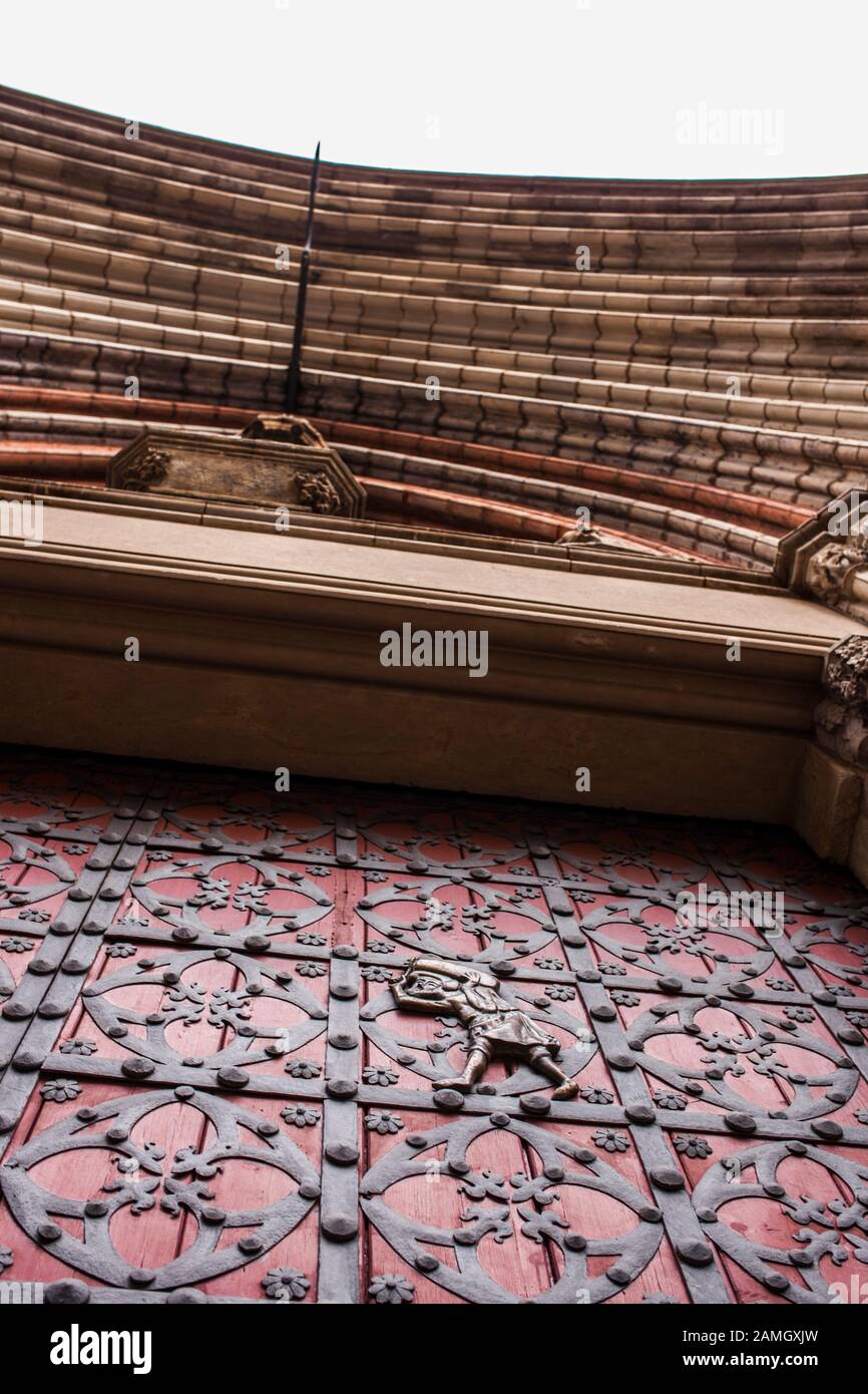 Träger von La Ribera oder Bastaixos transportieren Steine. Vertreten an den Türen des Haupteingangs von Santa Maria del Mar, Barcelona, Spanien. Im Freien Stockfoto