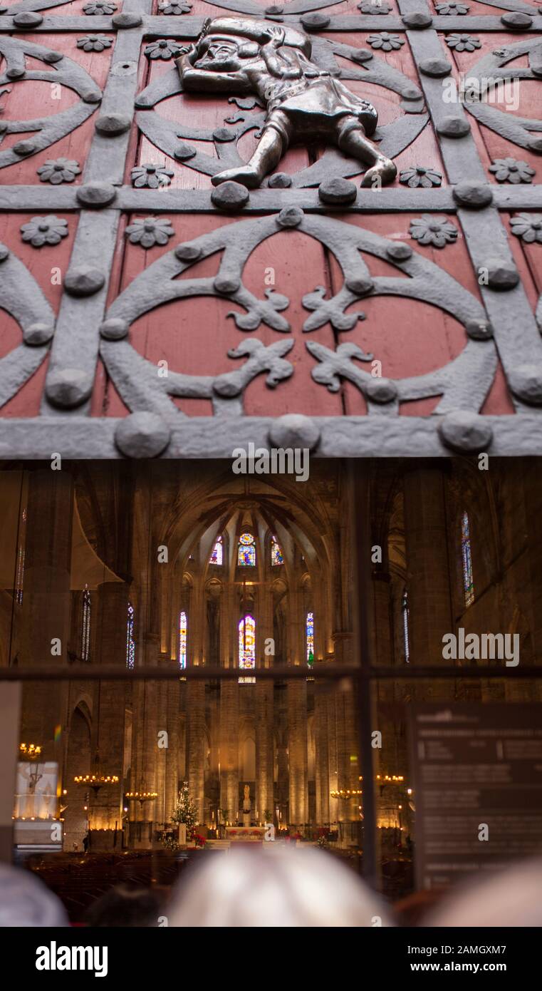 Türen des Haupteingangs von Santa Maria del Mar mit steinernen Trägern oder Bastaixos dargestellt. Barcelona, Spanien Stockfoto