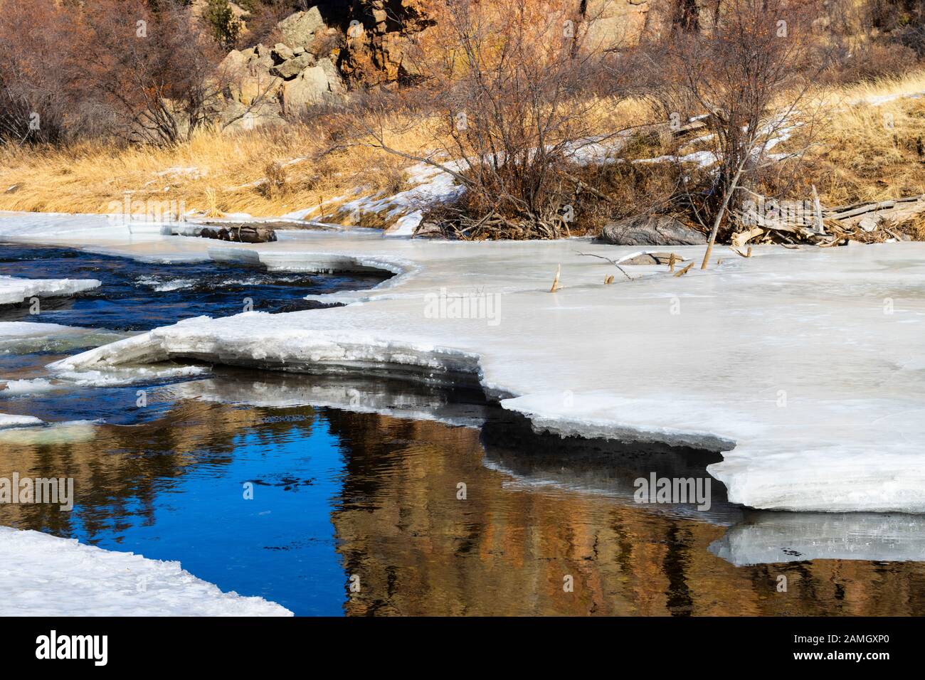 Tiefgefrorene Einsamkeit am Quellwasser des South Platte River im Eleven Mile Canyon Colorado Stockfoto