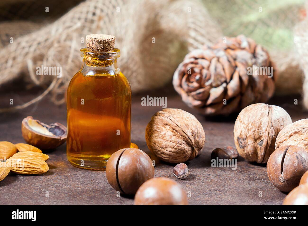 Flasche Aromaöl, Nüsse. Set aus organischen kosmetischen Produkten, selektiver Fokus. Spa, Massage, weibliche Behandlung, Aromatherapie, Körperpflege, authentisches Rohm Stockfoto