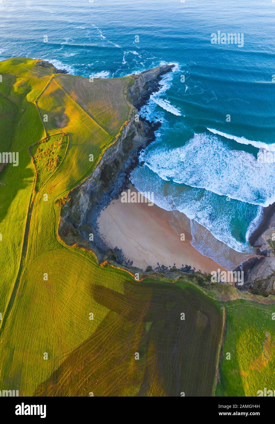 Blick auf den Strand von Antuerta, Ajo, Gemeinde Bareyo, Trasmiera Coast. Kantabrisches Meer, Kantabrien, Spanien, Europa Stockfoto