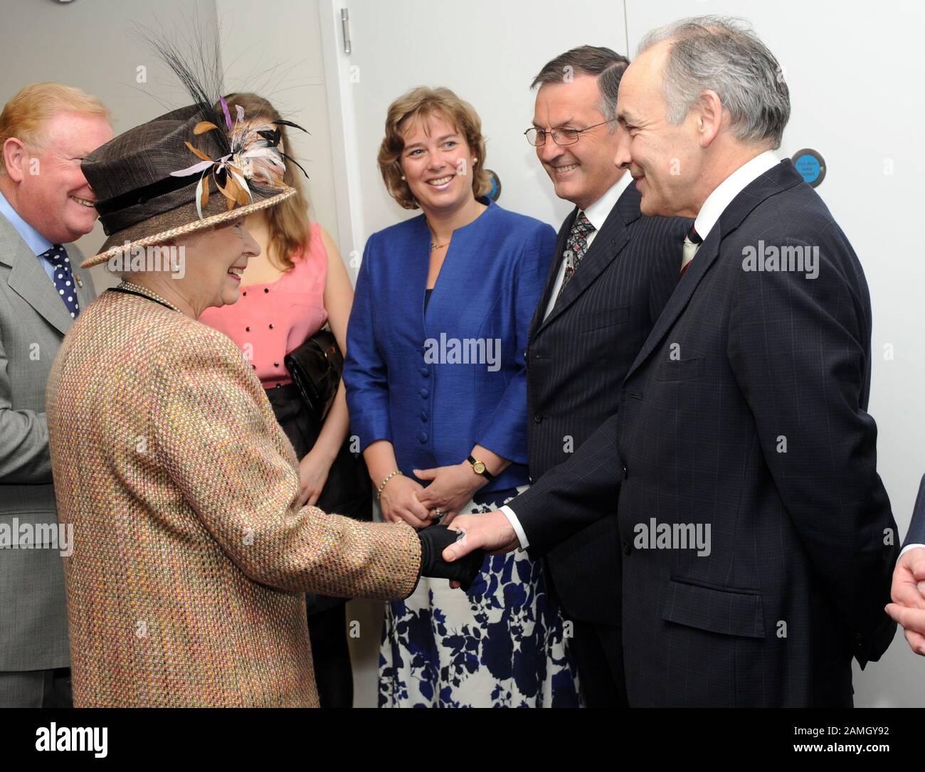 Der Newsreader Alastair Stewart hat bei der Eröffnung des neuen britischen Legion-Hauptquartiers in South London H.M. Die Königin zusammengebracht. Stockfoto