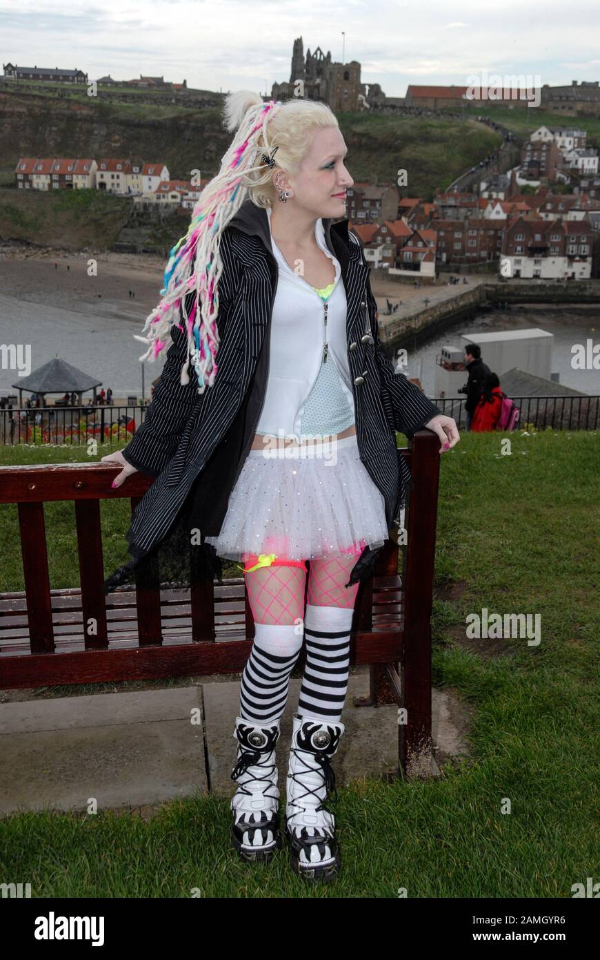 Goth Convention Weekend in Whitby, North Yorkshire in Großbritannien Hunderte von schwarz gekleideten Goten steigen auf den historischen und malerischen Hafen am Meer Stockfoto