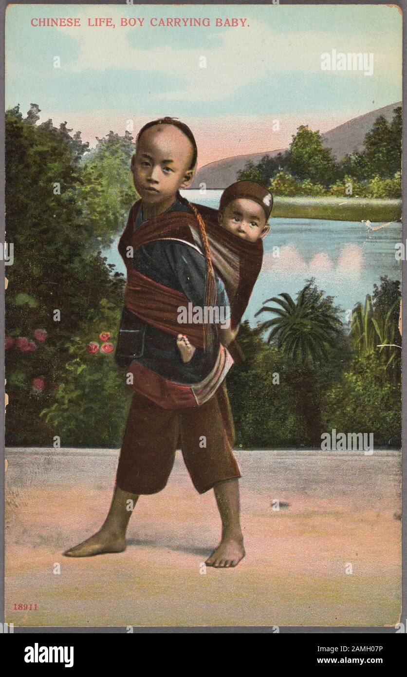 Illustrierte Postkarte eines chinesischen Jungen, der ein Baby auf dem Rücken trägt und sich für ein Foto vor einem Rücktröpfchen posiert, herausgegeben von Lau Ping Kee, im Jahr 1909. Aus der New York Public Library. () Stockfoto