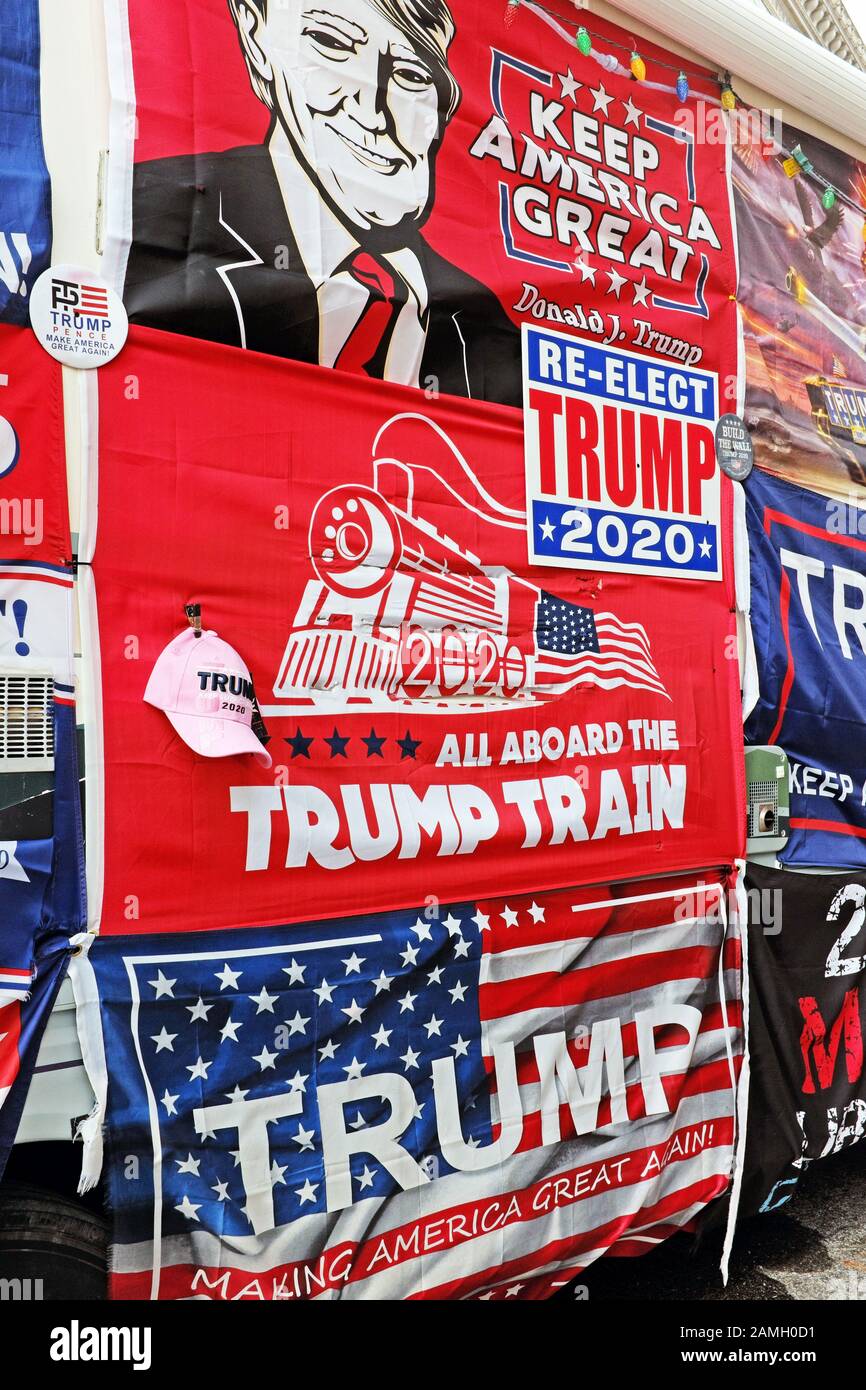 Wiederwahl von Trump 2020, Amerika Große halten, und Trump Zug Banner und Poster. Stockfoto