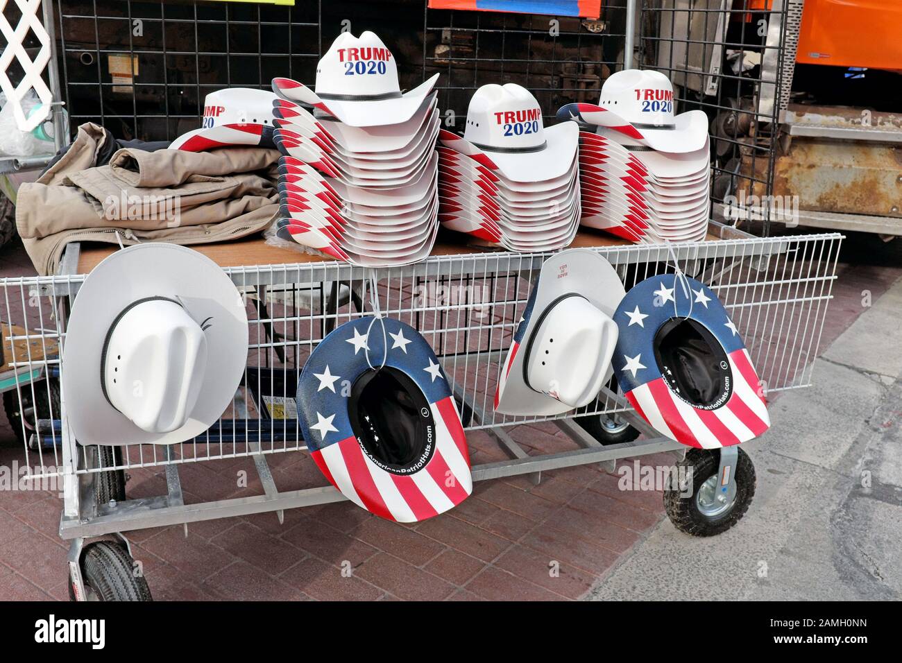Gestapelte Trump 2020 Hüte verkauft außerhalb einer Trumpf 2020 re-Wahlkampfveranstaltung. Stockfoto
