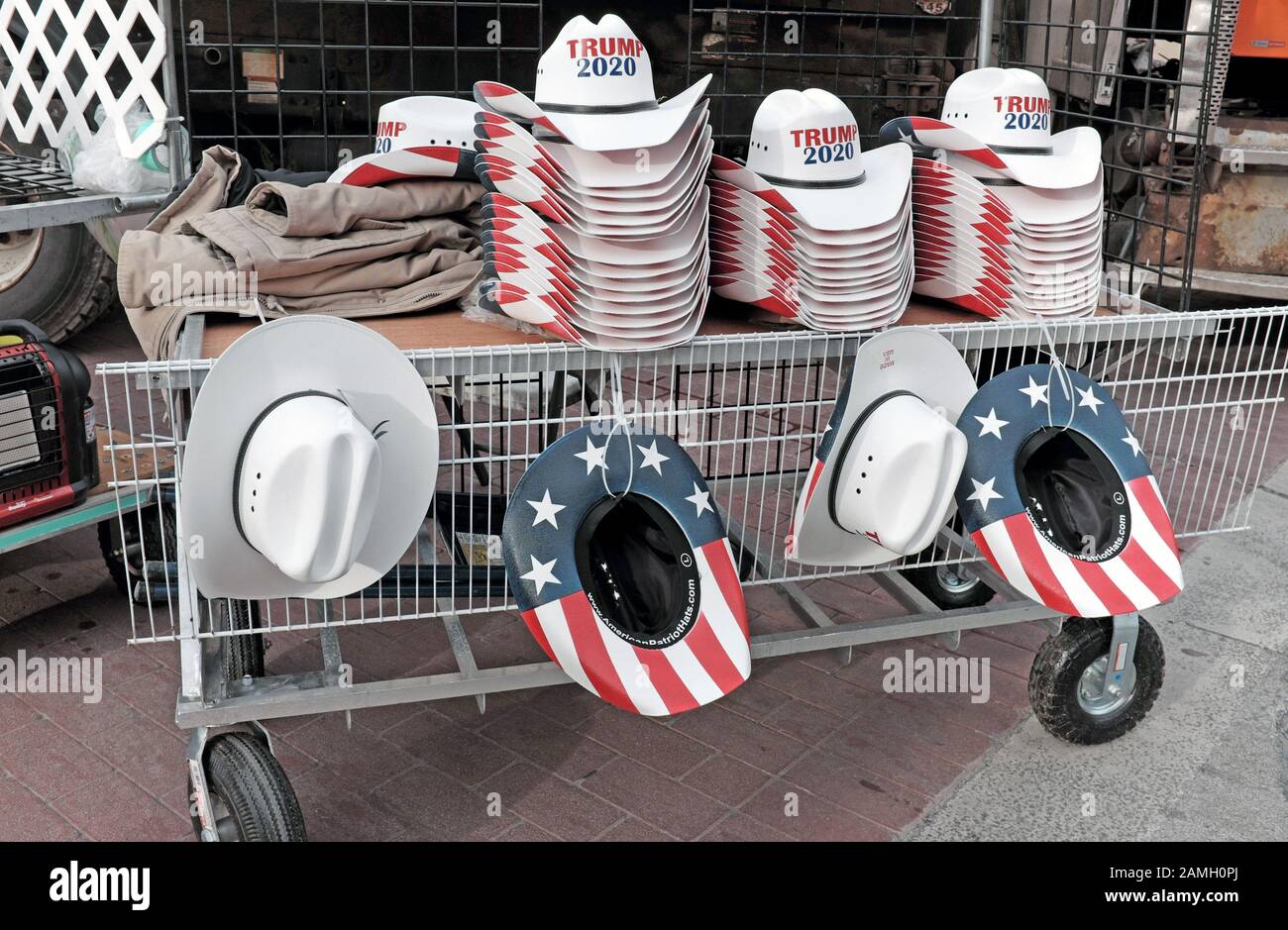 Inspiriert patrotic Cowboyhüte mit den Farben der US-Flagge und Trump 2020 für den Verkauf außerhalb eines Trumpf 2020 Kampagne zur Wiederwahl Rallye geschrieben. Stockfoto