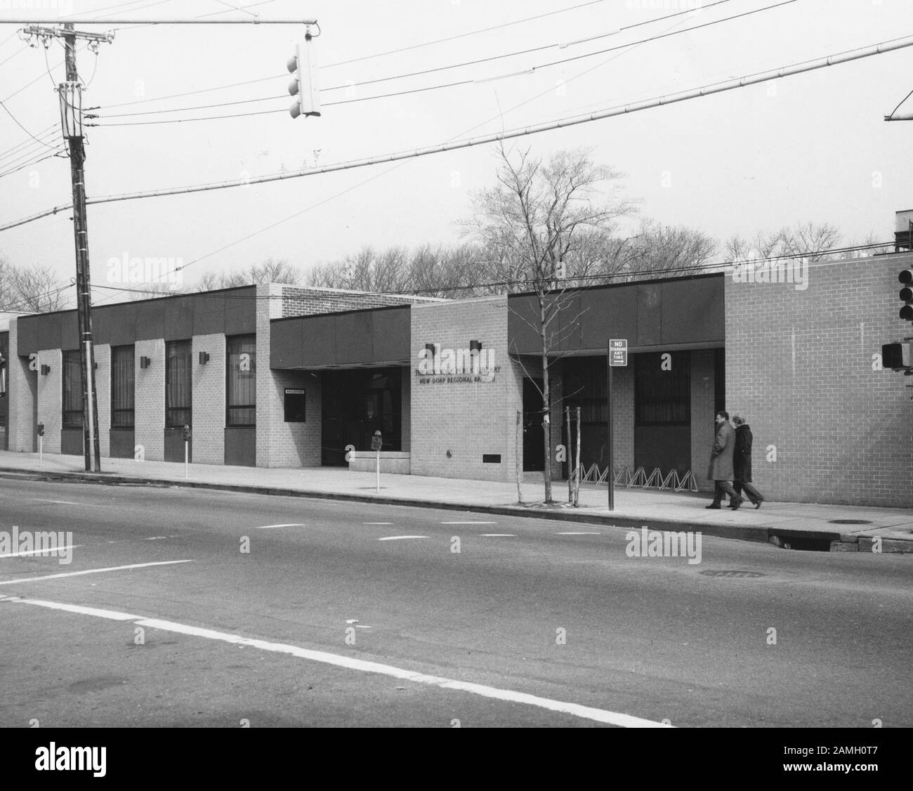 Schwarzweißfoto der Außenansicht der New Dorp Regional Branch der New York Public Library, Staten Island, New York City, Vereinigte Staaten, 1972. Aus der New York Public Library. () Stockfoto