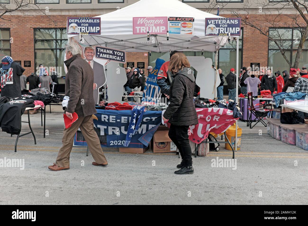 Ein paar der Trumpf unterstützer Spaziergang durch eines der vielen Merchandise steht neben der Zeile, die zu einem Trumpf Wiederwahl Rallye in Toledo, Ohio. Stockfoto