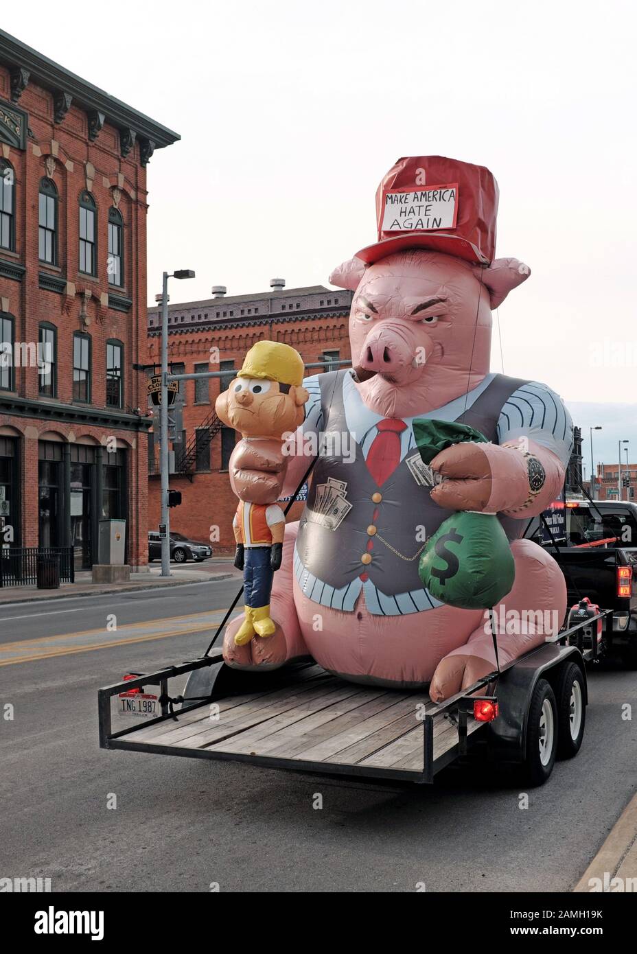 Ein aufblasbares Schwein mit einem Hut, der "wieder Amerika Hassen" ausgibt, repräsentiert Gier und Gewinn auf Kosten der Arbeiterklasse. Stockfoto