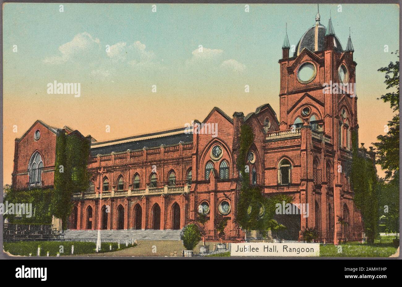 Illustrierte Postkarte mit Jubilee Hall, erbaut im Jahr 1897 zum Gedenken an das Silberne Jubiläum der Königin Victoria in Rangun, dem heutigen Yangon, Myanmar (Birma), herausgegeben von D. A. Ahuja, 1910. Aus der New York Public Library. () Stockfoto