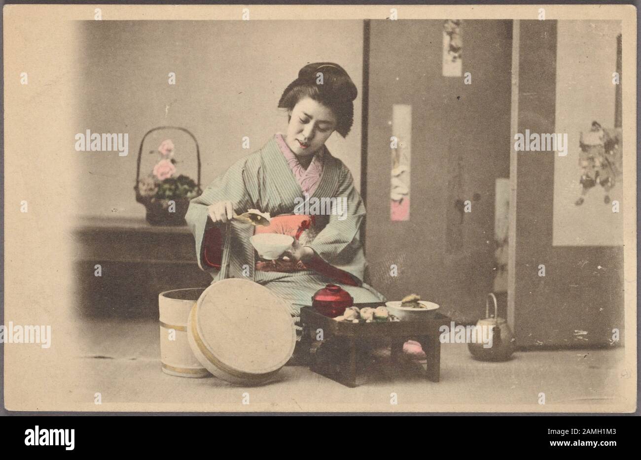 Illustrierte Postkarte einer Japanerin in traditionellem Kimono, die von einem niedrigen Tisch kniete, der Reis in eine Schüssel gießt, Japan, 1904/05. Aus der New York Public Library. () Stockfoto