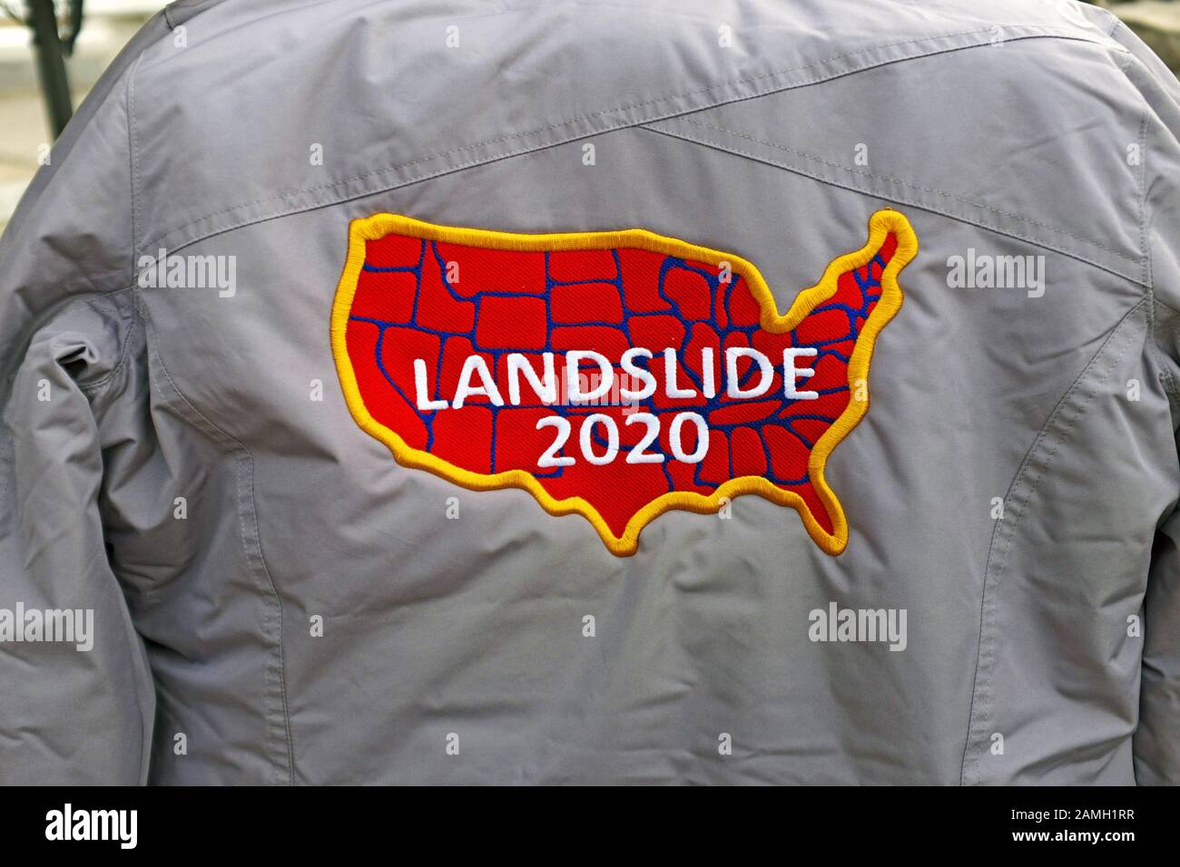 Trump Erdrutsch-2020-Patch in der Form der USA rot eingefärbt, die Farbe für Republikaner. Stockfoto