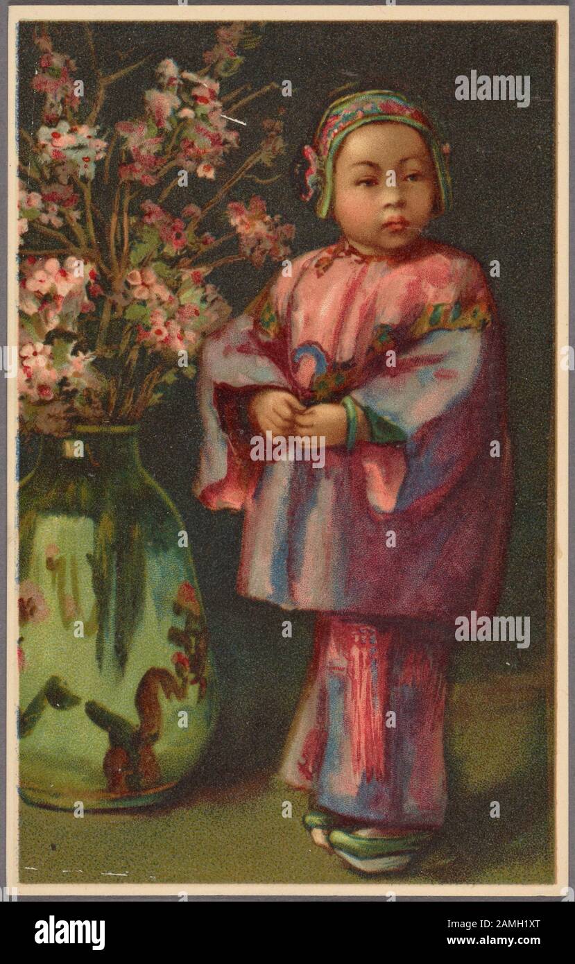 Illustrierte Postkarte mit einem chinesischen Mädchen in traditioneller Kleidung neben einer hohen Vase voller Blumen, herausgegeben von Richard Behrendt, 1906. Aus der New York Public Library. () Stockfoto
