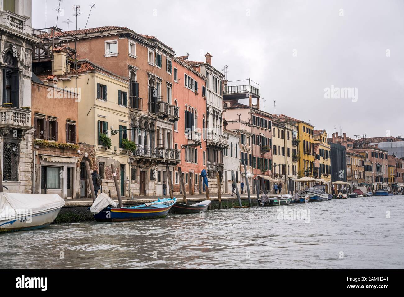 Venedig, ITALIEN - 29. Oktober 2019: Boote, die an Böschungen im historischen Kanal in Cannaregio festgemacht wurden, schossen am 29. oktober 2019 bei leicht bewölktem Falllicht Stockfoto