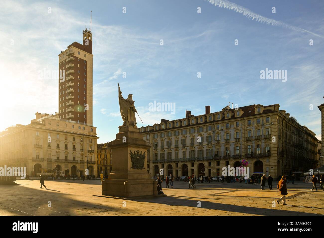 Piazza Castello im Stadtzentrum mit dem Denkmal für den Soldaten der sardischen Armee und dem Wolkenkratzer des Littoria Tower, Turin, Piemont, Italien Stockfoto
