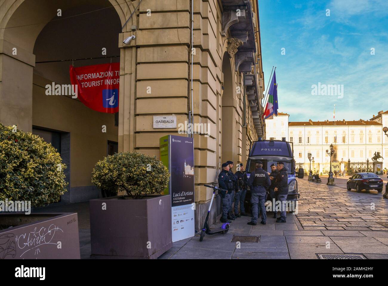 Blick von der Piazza Castello Platz im Zentrum von Turin mit italienischen Polizisten vor dem Palazzo della Regione an einem sonnigen Tag, Piemont, Italien Stockfoto