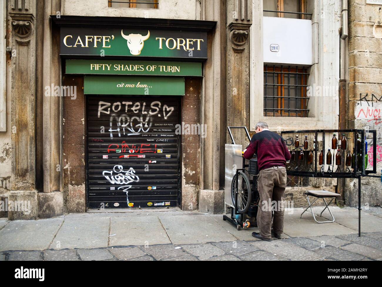 Ein älterer Straßenmusiker, der leere Flaschen als Musikinstrumente in der Via Garibaldi Straße im historischen Zentrum von Turin, Piemont, Italien verwendet Stockfoto
