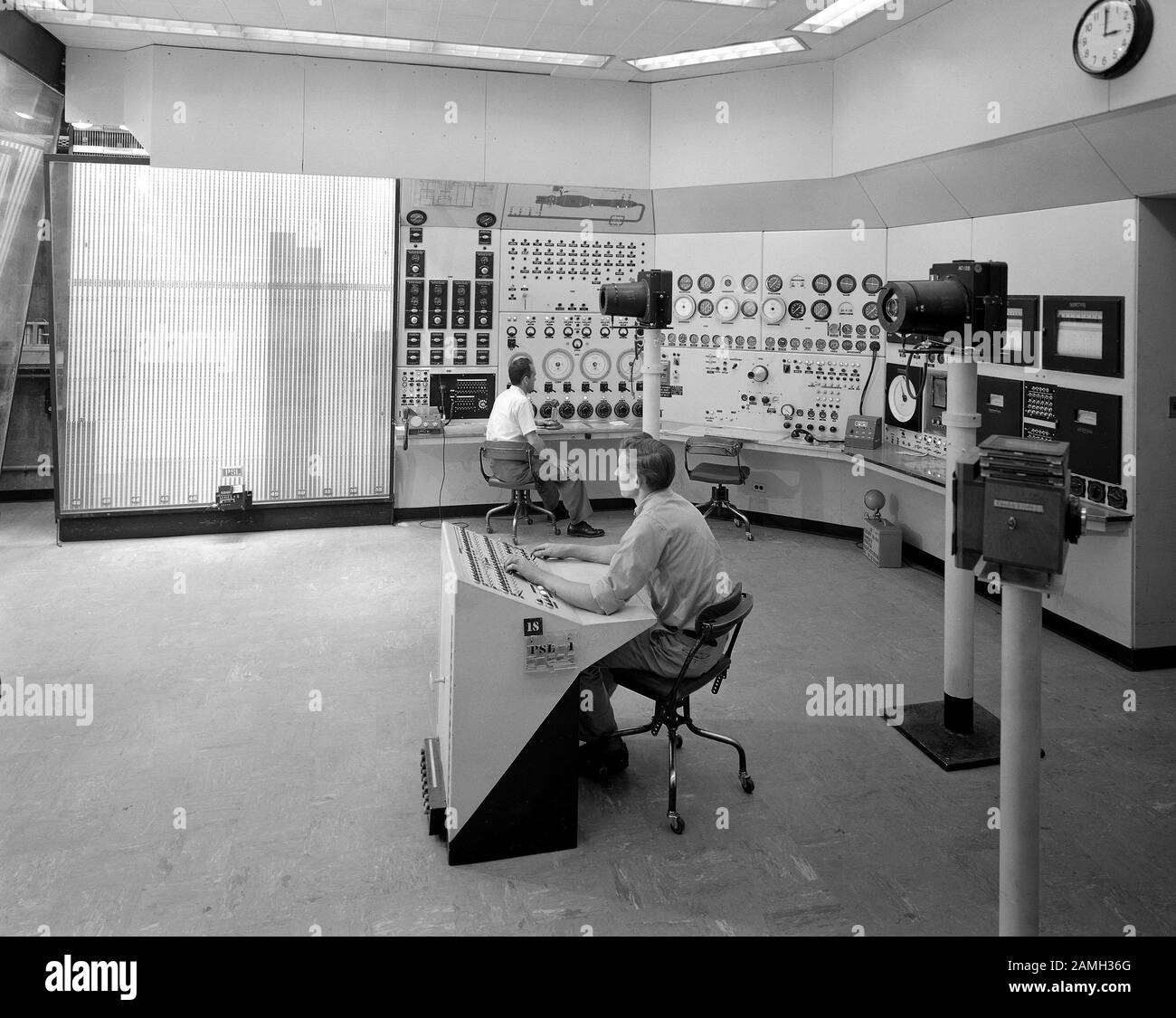 Zwei NASA-Techniker sitzen an Bedienfeldern im Kontrollraum und bedienen Testzelle 2, Glenn Research Center in Cleveland, Ohio, Vereinigte Staaten, 1954. Bild mit freundlicher Genehmigung der NASA. () Stockfoto