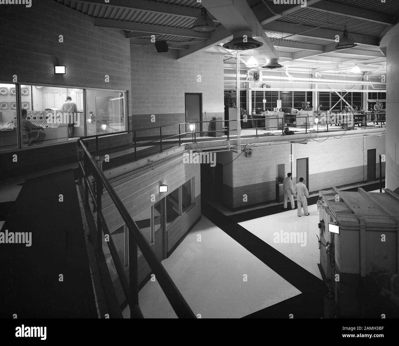 Der Bereich direkt vor der Luftschleuse des Containment-Schiffes, mit dem Reaktorkontrollraum im zweiten Stock links zu sehen, Plum Brook Reactor Facility, Sandusky, Ohio, Vereinigte Staaten, 1961. Bild mit freundlicher Genehmigung der NASA. () Stockfoto