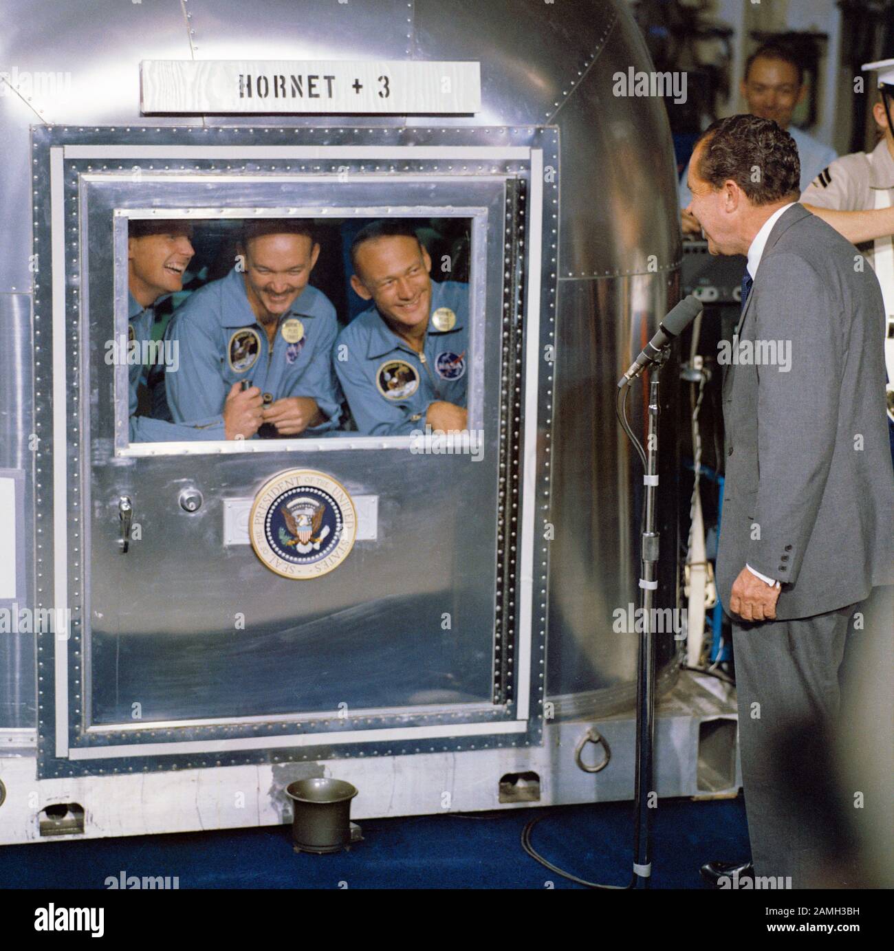 Präsident Richard Nixon begrüßte die Astronauten von Apollo 11 (Neil A. Armstrong, Kommandant, Michael Collins, Command Module Pilot, und Edwin E. Aldrin Jr. Lunar Module Pilot) an Bord der U.S.A. Hornet, 24. Juli 1969. Bild mit freundlicher Genehmigung der NASA. () Stockfoto