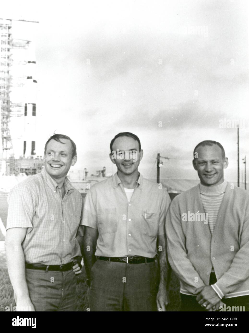 NASA Apollo 11 Flight Crew, Neil A. Armstrong, Kommandant, Michael Collins, Command Module Pilot, und Edwin E. Aldrin Jr. Lunar Module Pilot, in der Nähe des Apollo/Saturn V Space Vehicle im Kennedy Space Center, Merritt Island, Florida, Vereinigte Staaten, 16. Juli 1969. Bild mit freundlicher Genehmigung der NASA. () Stockfoto