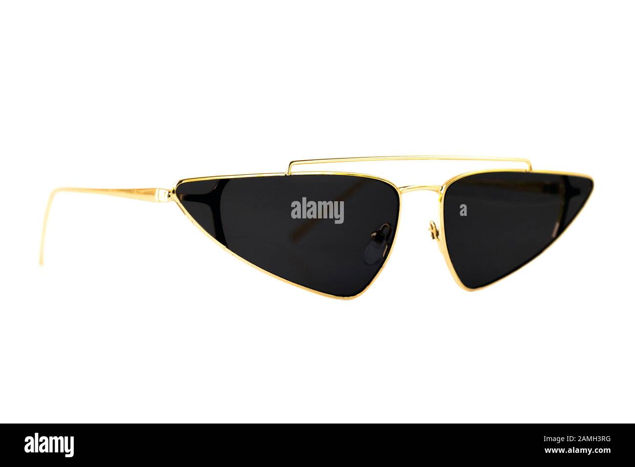 Schwarze, Dreieckige Sonnenbrille mit goldenem Ohrstück, Isoliert auf Weiß - Seitenansicht Stockfoto