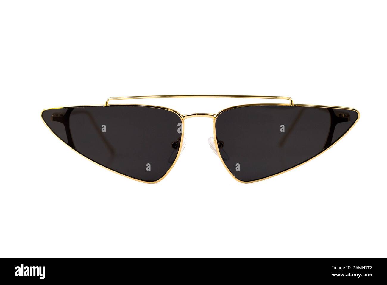 Schwarze, Dreieckige Sonnenbrille mit goldenem Ohrstück, Isoliert auf Weiß - Vorderansicht Stockfoto