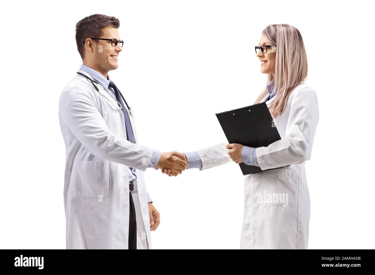 Männer- und Frauenarzt schüttelten die Hände isoliert auf weißem Hintergrund Stockfoto