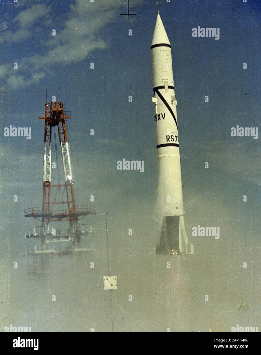 Foto des Starts der ersten PGM-11 Redstone, einer ballistischen Kurzstreckenrakete, am Cape Canaveral, Florida, Vereinigte Staaten, 20. August 1953. Bild mit freundlicher Genehmigung der NASA. () Stockfoto