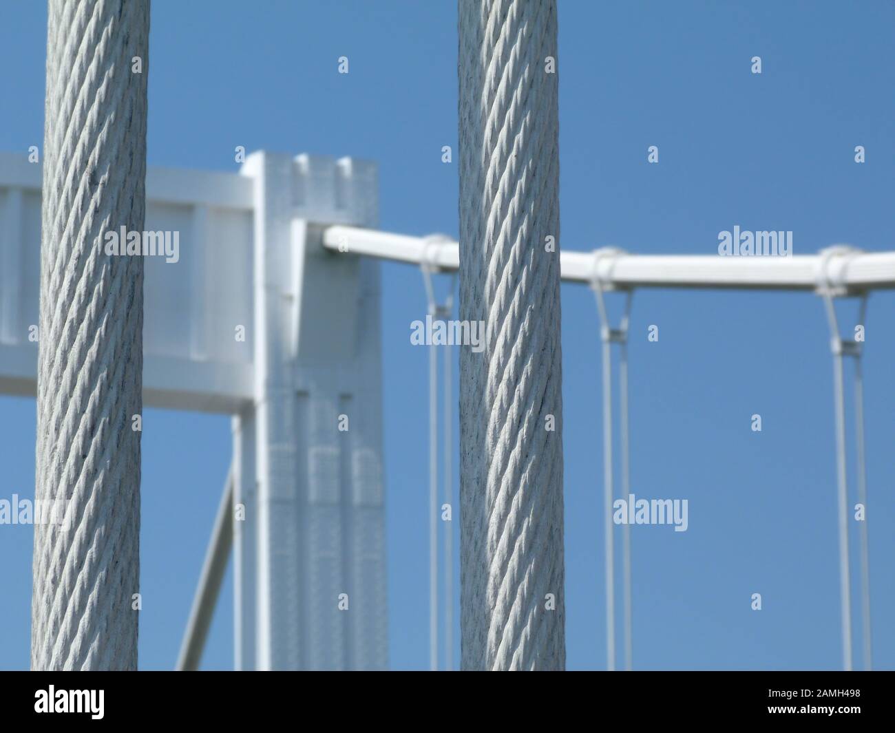 Elisabethbrücke in Budapest. Elegante weiße Stahl-Hängebrücke mit selektivem Fokus. Schweres und dickes Stahldrahtkabel. Haupthäule und Rahmen Stockfoto