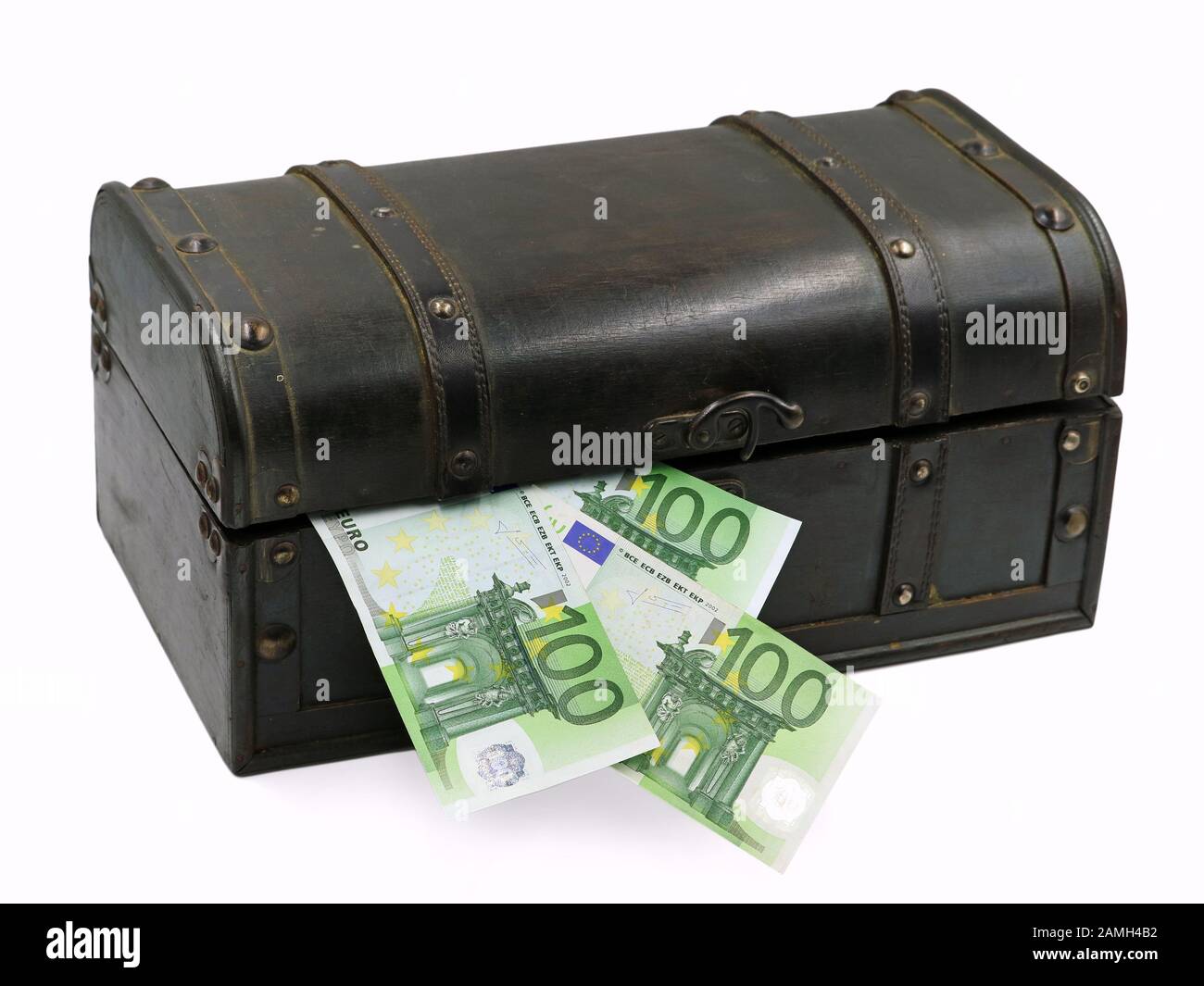 Schatzkiste mit Hundert Euro-Banknoten isoliert auf weißem Hintergrund Stockfoto
