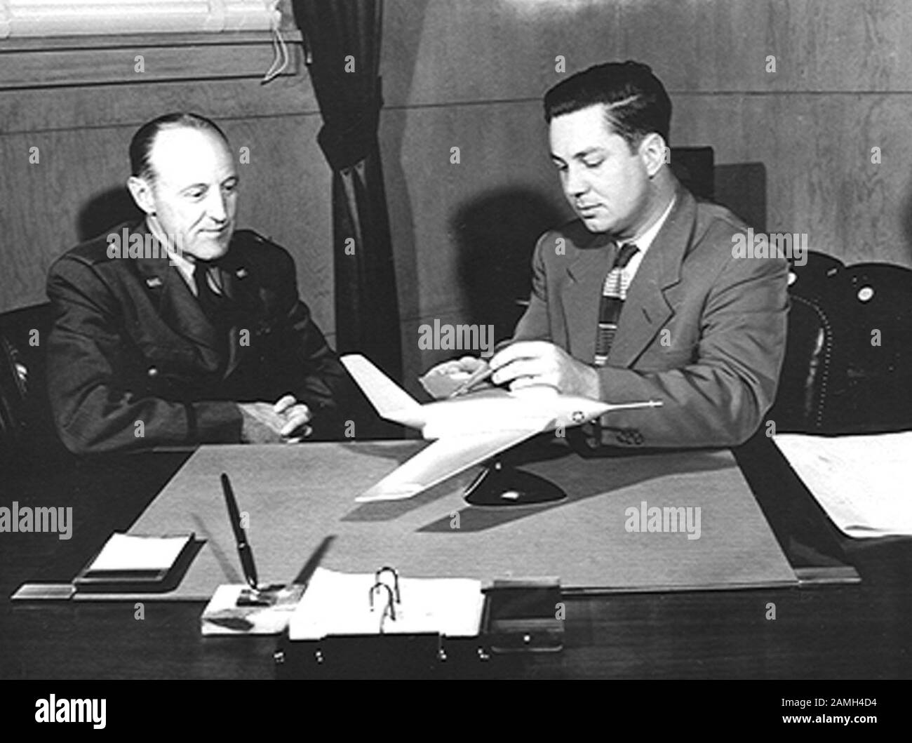 Foto von Walter C. Williams, Leiter der NACA-Gruppe auf der Edwards AFB, und Albert G. Boyd, Commanding General von Edwards AFB, Untersuchung eines Modells der Northrop X-4 Bantam Aircraft, 1950. Bild mit freundlicher Genehmigung der NASA. () Stockfoto