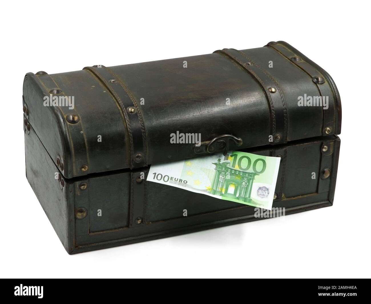 Schatzkiste mit einhundert Euro Banknote isoliert auf weißem Hintergrund Stockfoto