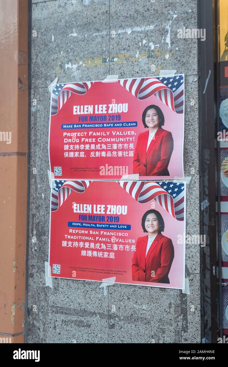 Papierschilder an einer Wand für Bürgermeisterkandidatin Ellen Lee Zhou, mit Text auf Englisch und Chinesisch, in der Chinatown-Nachbarschaft von San Francisco, Kalifornien, 8. November 2019. () Stockfoto